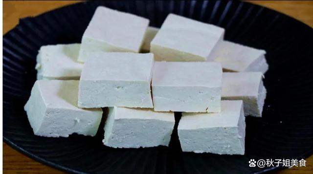 买的还要好吃,关键是做法简单,今天就分享一个豆腐工厂做嫩豆腐的方法